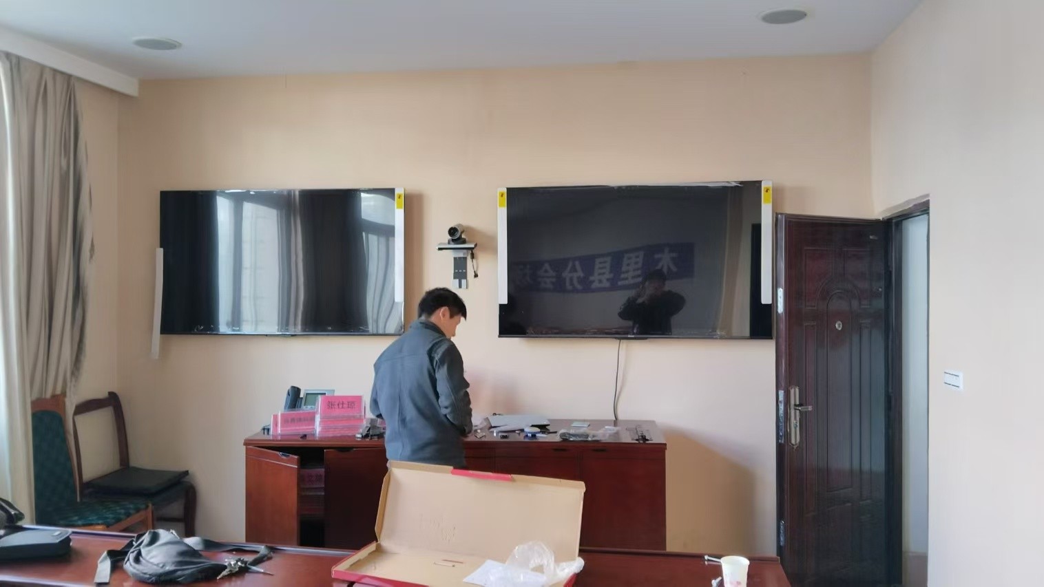 2024年我公司完成了木里財政局會議室視頻會議系統(tǒng)的安裝和調試工作